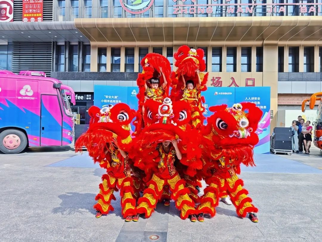 醒狮与全运主题巴士交相辉映