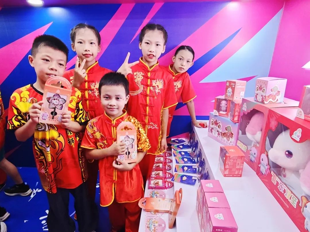 学生被文创产品吸引