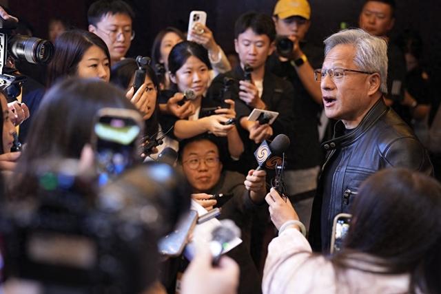 2025年7月15日，北京，英伟达创始人黄仁勋参加链博会欢迎晚宴前接受媒体群访。视觉中国 图