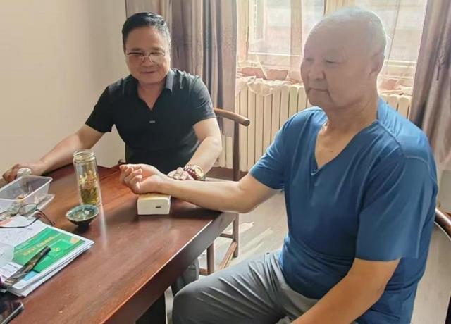 冯新喜为患者进行把脉