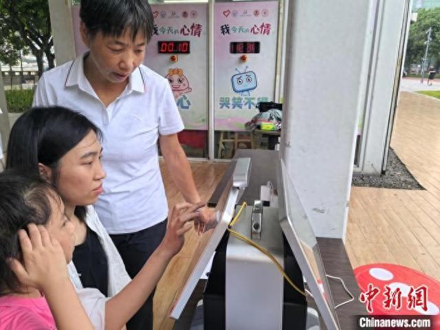 AI情绪检测机3秒内生成“情绪心电图”。广东省钟南山医学基金会 供图