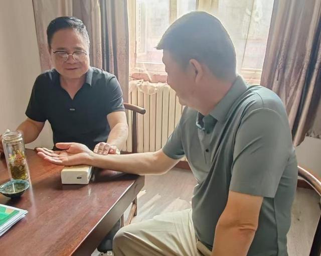 冯新喜为患者进行把脉