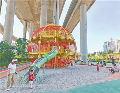 桥下空间 别有洞天（探访·城市更新）|立交桥|武汉市|高架桥|苏州河|充电桩_新浪新闻