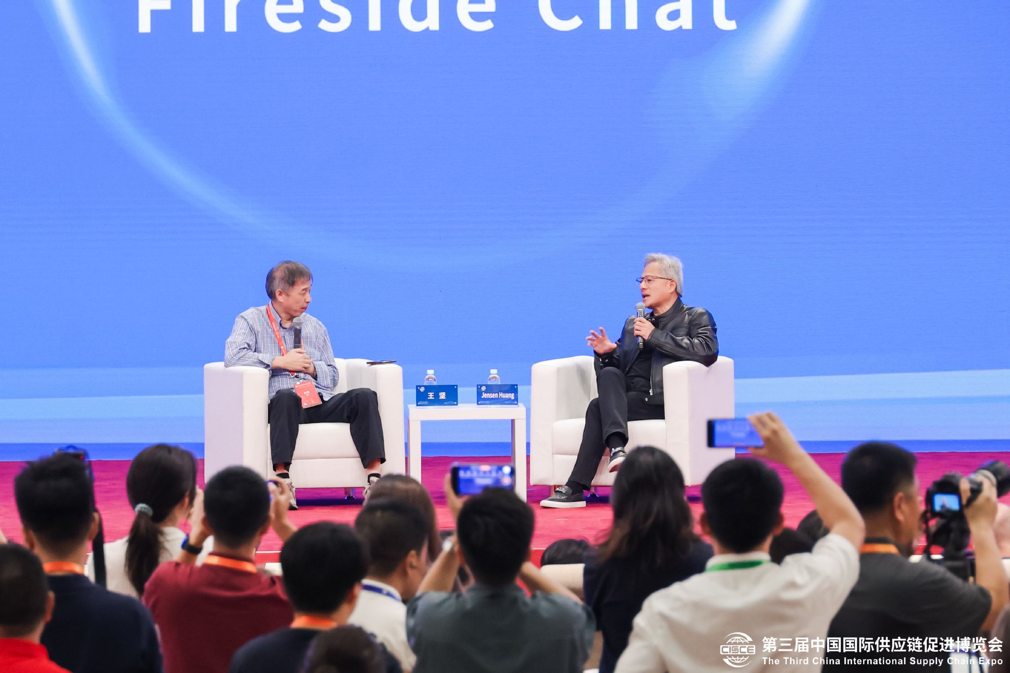 黄仁勋对谈王坚：赞DeepSeek写出A+论文，称“嫉妒年轻人”