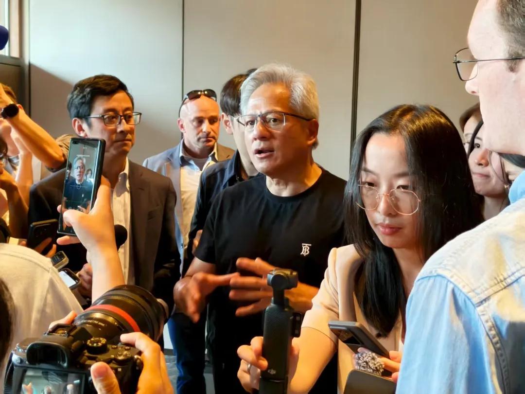 黄仁勋被记者包围了,Again!|图片来源:极客公园 黄仁勋被记者包围了,Again!|图片来源:极客公园