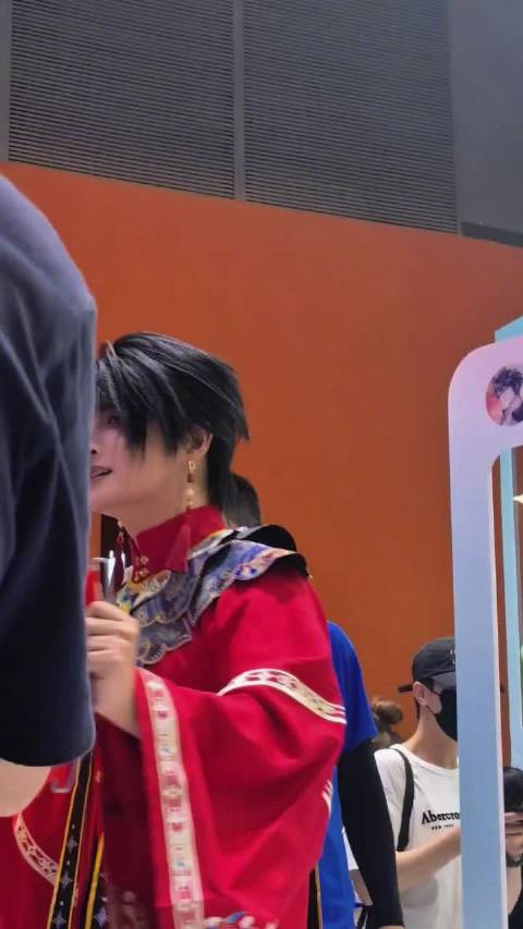张远漫展cos陈伶红衣造型引热议|张远_新浪新闻