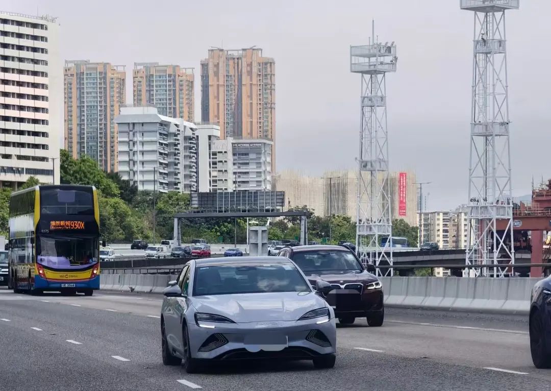 （路上行驶的比亚迪，受访者YOYO供图）