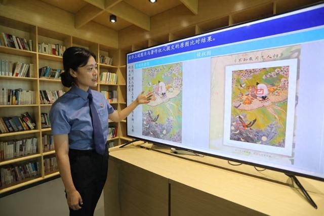 检察官仇怡然分析涉案图片。王子玉摄