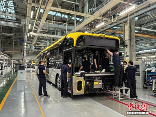 图为宇通客车生产车间。 阚力 摄