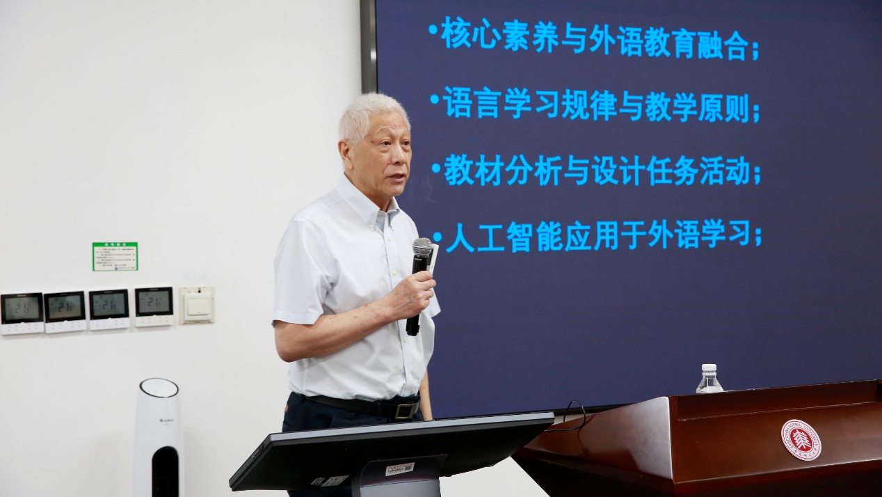 中国教育科学研究院研究员龚亚夫作主旨报告