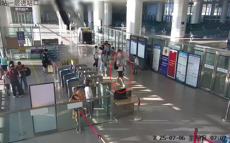 “ 00s后”被吸引到该国的网民身上，警察阻止了