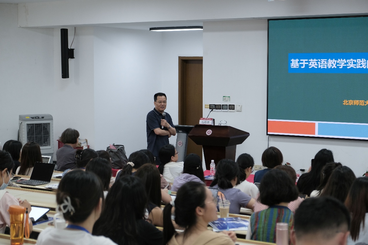 北京师范大学外国语言文学学院教授程晓堂在会前工作坊上作报告