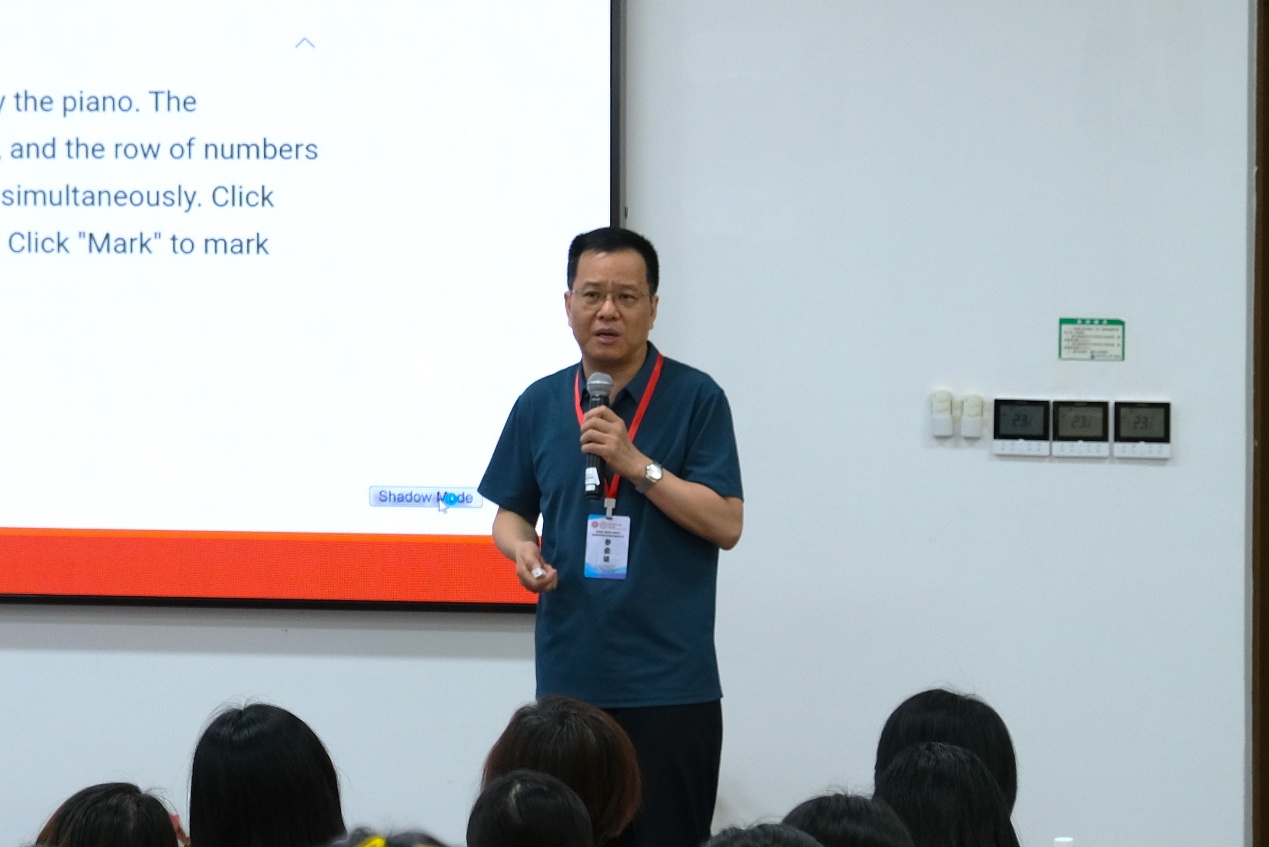 北京师范大学外国语言文学学院教授程晓堂作《借助语料库提高英语教材中语言的真实性》主旨报告