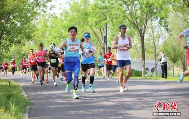 图为高海山(前左)奔跑中。 受访者供图