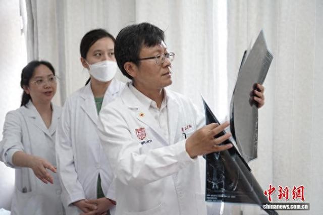 图中右一为复旦大学附属华山医院郁金泰教授。(受访者本人供图)