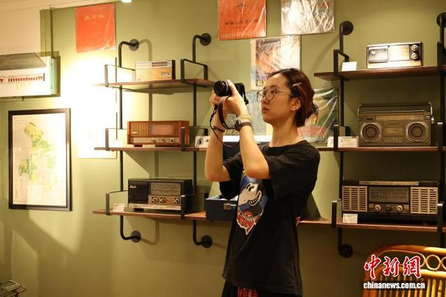 图为民众在该博物馆参观老物件。林馨 摄