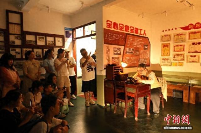 图为该博物馆上演实景演出，吸引民众。林馨 摄