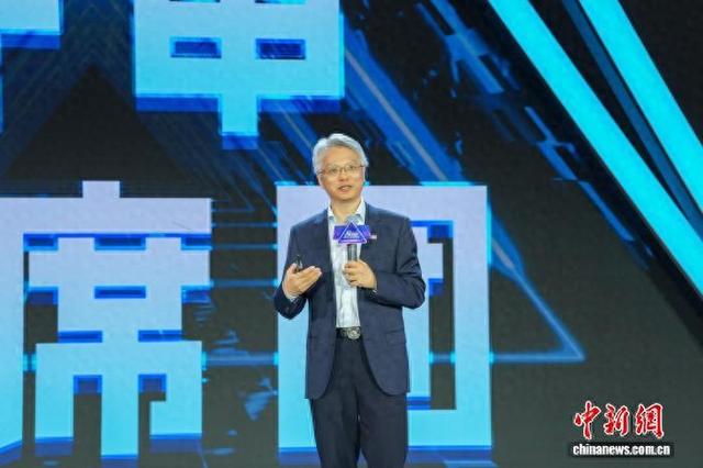 图为文勇刚在AI赋能千行百业超级联赛启动仪式上发言。陈冠言 摄