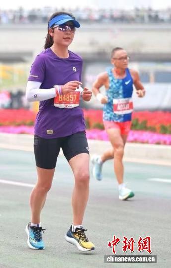 图为徐婷婷(左)奔跑中。 受访者供图