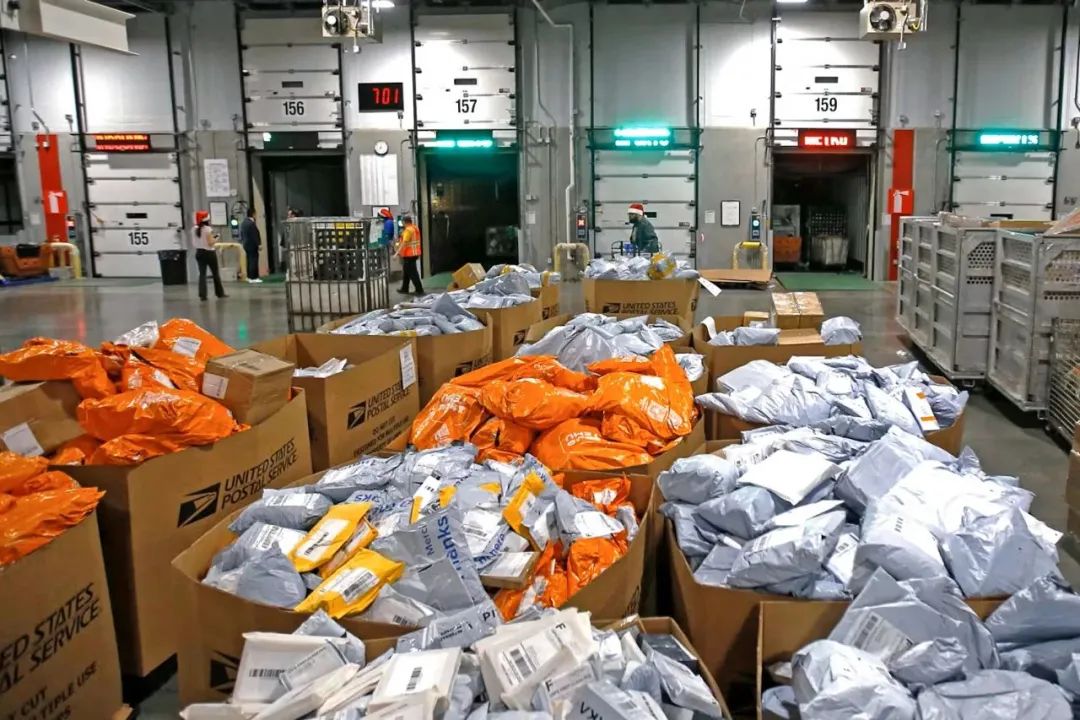 TEMU平台的海外仓，大大小小的商品从这里流向消费者手中（图：theinformation.com）