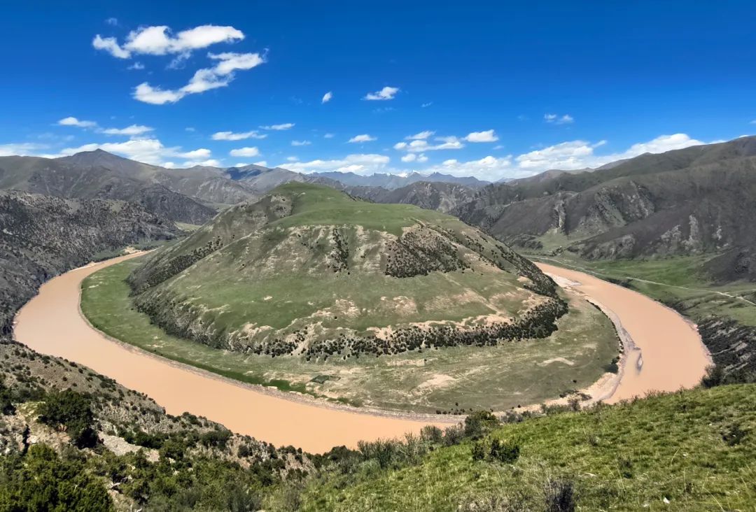 长江上游的通天河在治多县立新乡叶青村环绕山体构成一个完美的弧度