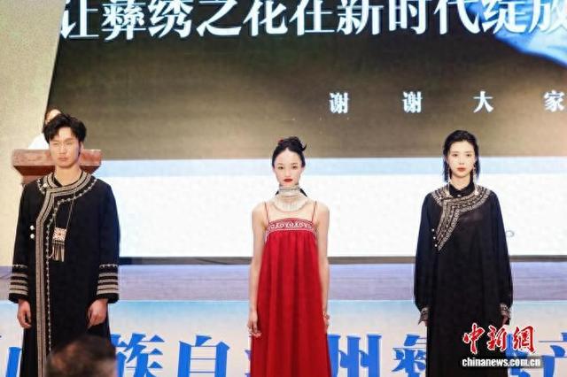 7月19日下午，模特在凉山州展示含有彝绣元素的服饰。 凉山州委宣传部供图