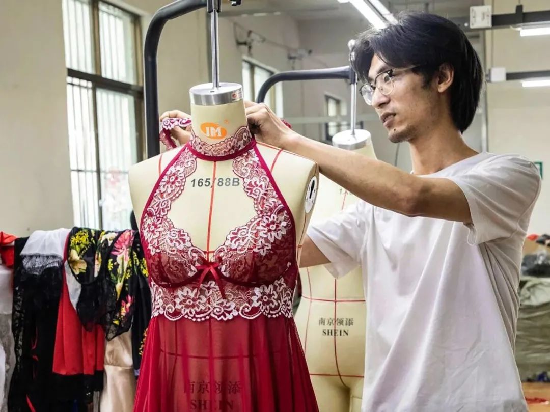 雷丛瑞与他设计的情趣内衣产品（图：壹图网）