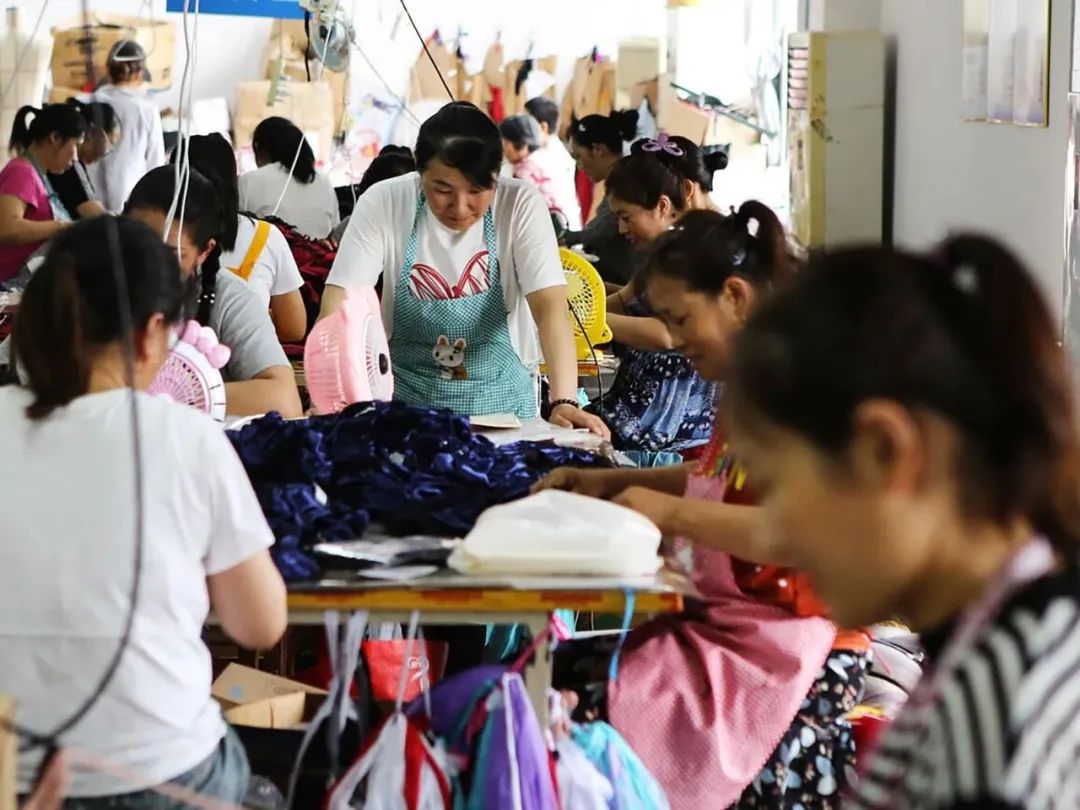 在灌云的这些服装工厂中，中老年妇女十分常见（图：壹图网）