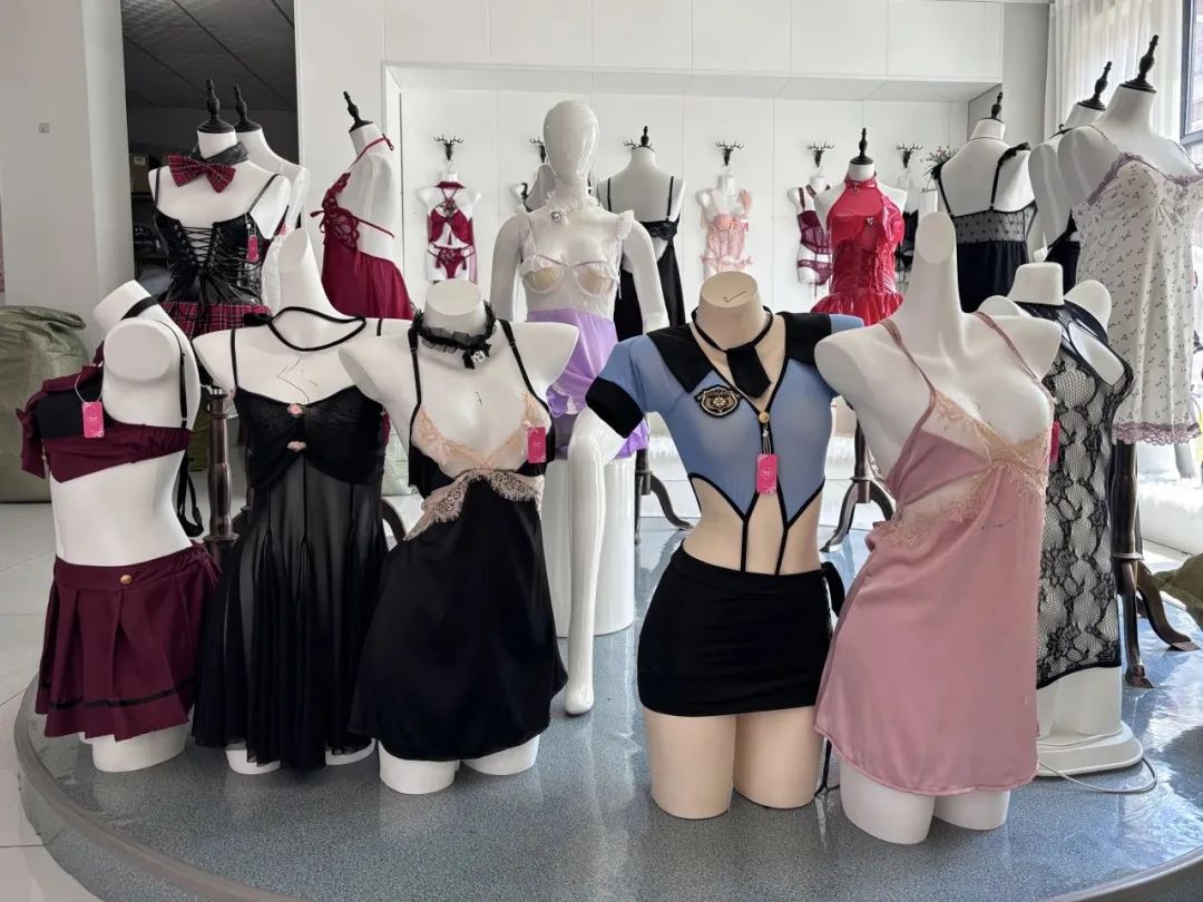 不了解情况的人们恐怕很难想到这个县城有着这样一个特殊的产业集群（图：灌云服装厂的展示厅，zaobao.com.sg）