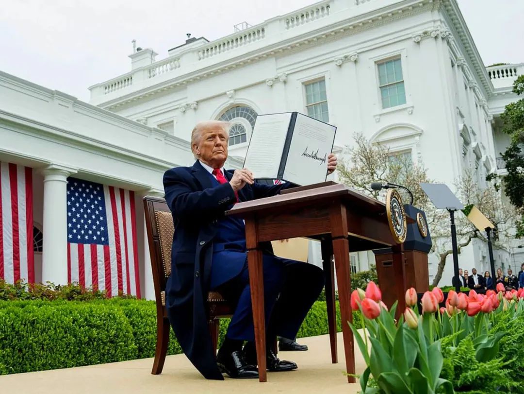 特朗普展示他刚签署的增加关税的行政令，这一举动不知道会影响多少产业与国家（图：壹图网）