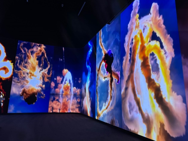 图为现场呈现的观众参与创作的数字烟花。（本报记者富子梅摄）