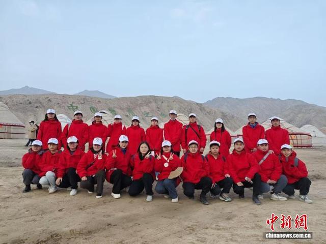 志愿者参加猎鹰文化旅游节后合影。受访者供图
