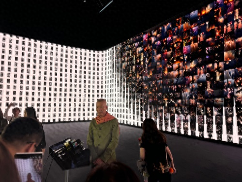 图为蔡国强在特展展场受访。（本报记者富子梅摄）