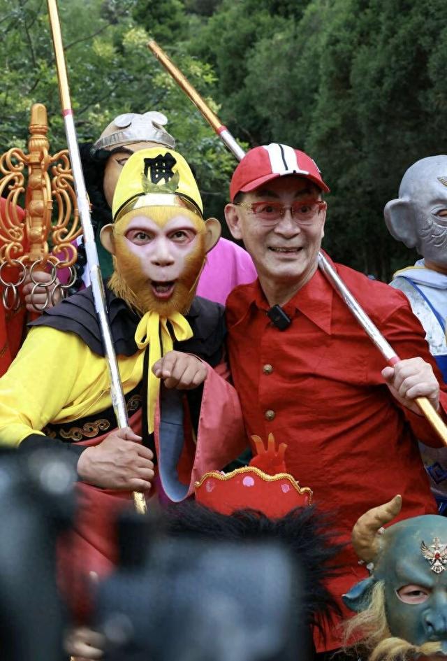 六小龄童与五龙口景区孙悟空扮演者合影.济源示范区党工委宣传部供图