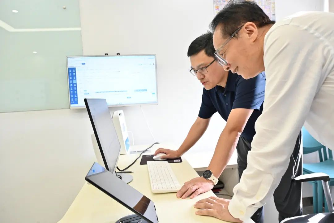 图：耿福能董事长体验全诊医生助手和数字医生