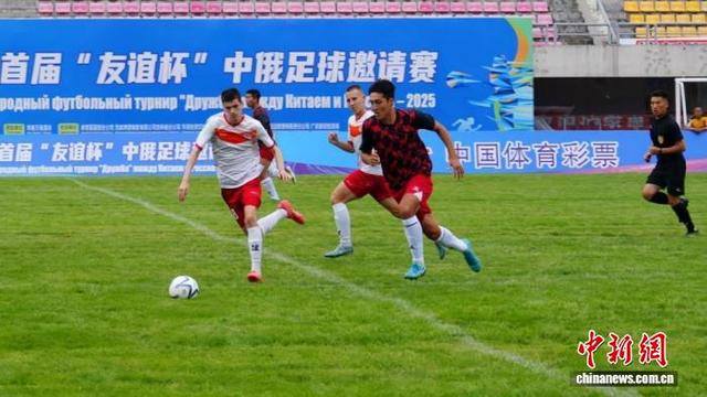 中俄青少年在绿茵场竞技。(珲春市委宣传部供图)