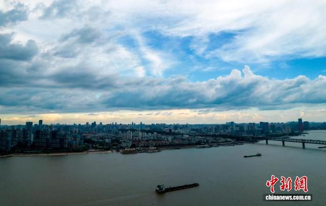 图为武汉城市上空云山堆积。中新社记者 张畅 摄