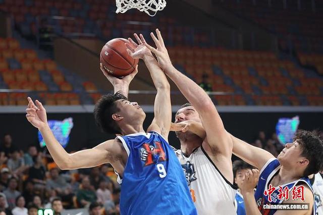 参赛球员在比赛中激烈比拼。中新网记者 泱波 摄