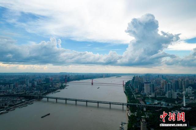 图为武汉城市上空云山堆积。中新社记者 张畅 摄