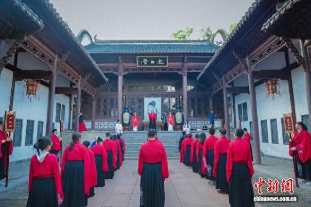 7月19日，台湾青年在马鞍山采石矶公园参加“共敬李白一杯酒”活动。高兴 摄