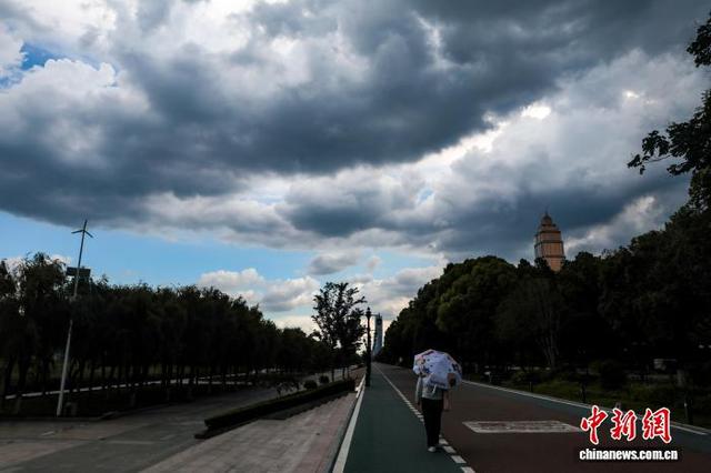图为汉口江滩上空蓝天与乌云同现，宛如大自然绘就的“阴晴交界图”。中新社记者 张畅 摄