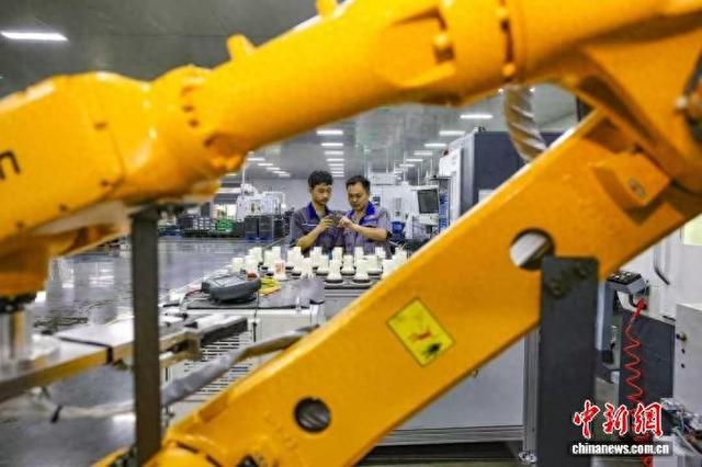 马鞍山经开区一家企业内，工作人员正在检查产品。王文生 摄