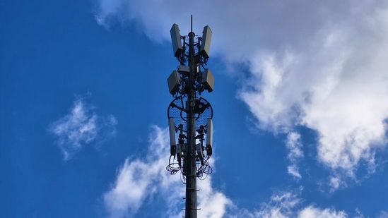 5G网络在不断升级中逐步具备5G-A的能力，更好地满足社会对高速、智能、融合通信的需求。