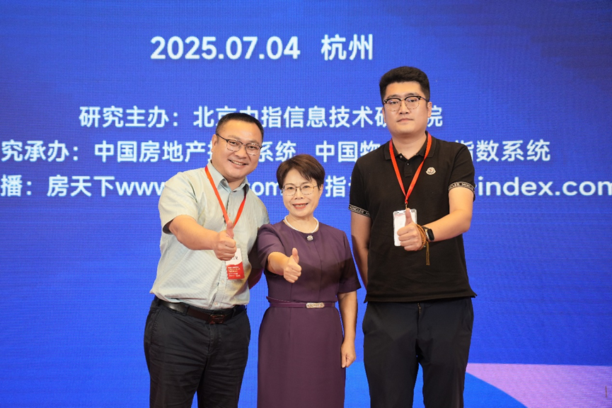 图：领导嘉宾合影留念