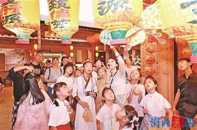 “屿见闽南文化推荐官”参观“屿见闽南”景区，接受沉浸式讲解培训。 记者 陈理杰 摄