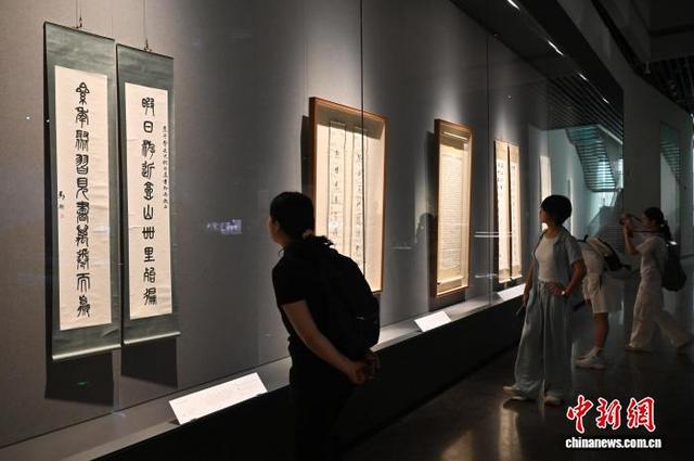 图为展览吸引参观者。中新社记者 陈楚红 摄