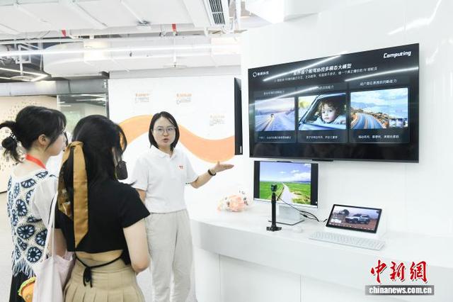 图为嘉宾体验AI座舱功能。中新网记者 周毅 摄