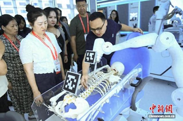 图为嘉宾在思灵机器人西南总部基地参观。中新网记者 周毅 摄