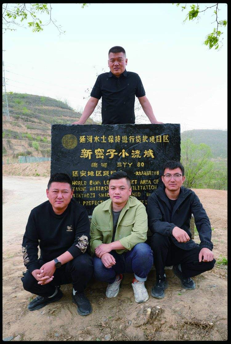 新窑子村村民委员会主任高阳（上）与 高旭（中）、高强（左）、高刚（右）。 2025年摄