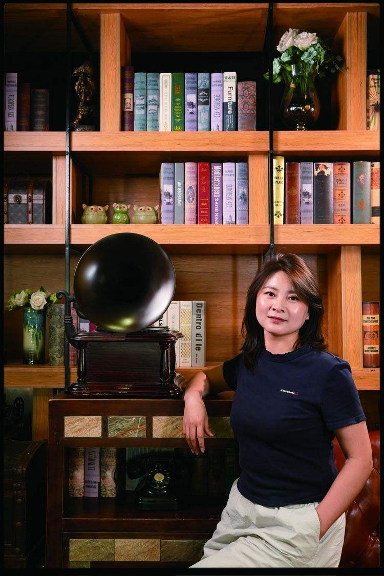 张莉，1989年8月1日生于新窑子村，自由职业者。